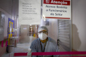 A parnanguara Lucimar Josiane de Oliveira, de 44 anos, recebeu a primeira dose da vacina contra a Covid-19 exatamente às 21h48 do dia 18 de janeiro de 2021. A enfermeira, que atua no Complexo Hospitalar do Trabalhador (CHT), foi a primeira paranaense a ser vacinada contra o novo coronavírus.  -  Curitiba, 15/07/2021  -  Foto: Gilson Abreu/AEN