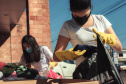 Famílias carentes de Guarapuava receberam, nesta quinta-feira (15), a doação de cobertores, calçados e peças de roupas arrecadados na ação solidária realizada pelo Escritório Regional do Instituto Água e Terra (IAT), que distribuiu 1.500 mudas de árvores frutíferas nativas em troca das doações.  -  curitiba, 15/07/2021  -  Foto: SEDEST/IAT