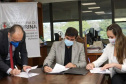 Acordo de Cooperação assinado nesta quinta-feira (22) entre representantes da Prefeitura de Londrina, Universidade Tecnológica Federal do Paraná (UTFPR) com a UEL resultou na estruturação e implantação do Observatório da Violência contra as Mulheres, que vai funcionar atrelado à Secretária Municipal de Políticas para as Mulheres auxiliando no planejamento de políticas públicas