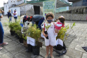 Com drive-thru solidário no Litoral do Estado, famílias carentes recebem nesta semana as doações de roupas, cobertores, sapatos e alimentos arrecadados em troca de uma muda frutífera do Instituto Água e Terra (IAT).  -  Curitiba, 27/07/2021  -  Foto: IAT