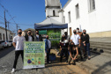 Com drive-thru solidário no Litoral do Estado, famílias carentes recebem nesta semana as doações de roupas, cobertores, sapatos e alimentos arrecadados em troca de uma muda frutífera do Instituto Água e Terra (IAT).  -  Curitiba, 27/07/2021  -  Foto: IAT