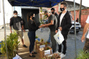 Com drive-thru solidário no Litoral do Estado, famílias carentes recebem nesta semana as doações de roupas, cobertores, sapatos e alimentos arrecadados em troca de uma muda frutífera do Instituto Água e Terra (IAT).  -  Curitiba, 27/07/2021  -  Foto: IAT