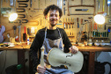 O paulista João Buratti está desde 2019 instalado em Curitiba (https://www.luthierburatti.com/). “Vim fazer algumas disciplinas isoladas no curso de luteria da UFPR. Já era luthier formado na escola Tatuí, em São Paulo, mas queria aprender mais. Vim estudar, fazer um estágio, mas as coisas evoluíram. Comecei a ter bastante demanda de trabalho e montei meu ateliê aqui”, explica. -  Foto: José Fernando Ogura/AEN