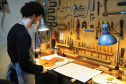 O paulista João Buratti está desde 2019 instalado em Curitiba (https://www.luthierburatti.com/). “Vim fazer algumas disciplinas isoladas no curso de luteria da UFPR. Já era luthier formado na escola Tatuí, em São Paulo, mas queria aprender mais. Vim estudar, fazer um estágio, mas as coisas evoluíram. Comecei a ter bastante demanda de trabalho e montei meu ateliê aqui”, explica. -  Foto: José Fernando Ogura/AEN