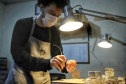 O paulista João Buratti está desde 2019 instalado em Curitiba (https://www.luthierburatti.com/). “Vim fazer algumas disciplinas isoladas no curso de luteria da UFPR. Já era luthier formado na escola Tatuí, em São Paulo, mas queria aprender mais. Vim estudar, fazer um estágio, mas as coisas evoluíram. Comecei a ter bastante demanda de trabalho e montei meu ateliê aqui”, explica. -  Foto: José Fernando Ogura/AEN