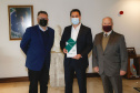 O governador Carlos Massa Ratinho Junior e o vice-governador Darci Piana foram homenageados nesta quarta-feira com troféus simbólicos como parte das comemorações dos 60 anos do Banco Regional de Desenvolvimento do Extremo Sul (BRDE), que ocorreu no dia 15 de junho. A solenidade foi no Palácio Iguaçu.  -  Curitiba, 12/08/2021  -  Foto: Jonathan Campos/AEN