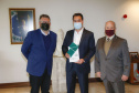 O governador Carlos Massa Ratinho Junior e o vice-governador Darci Piana foram homenageados nesta quarta-feira com troféus simbólicos como parte das comemorações dos 60 anos do Banco Regional de Desenvolvimento do Extremo Sul (BRDE), que ocorreu no dia 15 de junho. A solenidade foi no Palácio Iguaçu.  -  Curitiba, 12/08/2021  -  Foto: Jonathan Campos/AEN