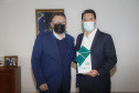 O governador Carlos Massa Ratinho Junior e o vice-governador Darci Piana foram homenageados nesta quarta-feira com troféus simbólicos como parte das comemorações dos 60 anos do Banco Regional de Desenvolvimento do Extremo Sul (BRDE), que ocorreu no dia 15 de junho. A solenidade foi no Palácio Iguaçu.  -  Curitiba, 12/08/2021  -  Foto: Jonathan Campos/AEN