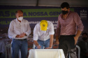Trinta e duas famílias que viviam em condições precárias ou pagavam aluguel na cidade de Flórida, no Noroeste do Paraná, realizaram nesta quinta-feira (12) o sonho da casa própria. Elas receberam as chaves de suas novas moradias das mãos do governador Carlos Massa Ratinho Junior e não precisarão pagar nada por elas.  -  Flórida, 12/08/2021  -  Foto: Gilson abreu/AEN