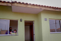 13.08.2021 Em Centenário do Sul, governador Carlos Massa Ratinho Junior entrega 30 casas populares gratuitamente a famílias em vulnerabilidade social
Ana Paula Vieira Dias de Souza é uma das beneficiadas pelo programa. Dona de casa, ela, o marido e seus dois filhos receberam a chave da casa própria.
Foto Gilson Abreu/AEN