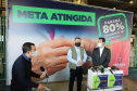O governador Carlos Massa Ratinho Junior atende a imprensa nesta terça-feira (17) no Centro de Medicamentos do Paraná (Cemepar) sobre o avanço da campanha de vacinação contra a Covid-19 no Estado. O secretário estadual da Saúde, Beto Preto, acompanha a entrevista..17/08/2021 - Foto: Geraldo Bubniak/AEN