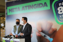 O governador Carlos Massa Ratinho Junior atende a imprensa nesta terça-feira (17) no Centro de Medicamentos do Paraná (Cemepar) sobre o avanço da campanha de vacinação contra a Covid-19 no Estado. O secretário estadual da Saúde, Beto Preto, acompanha a entrevista..17/08/2021 - Foto: Geraldo Bubniak/AEN