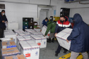 O Paraná recebeu nesta sexta-feira (20) mais 325.660 doses de vacinas contra a Covid-19. O lote enviado pelo Ministério da Saúde foi dividido em duas remessas, com 138.060 imunizantes produzidos pela Pfizer e 187.600 doses da CoronaVac. A distribuição para as 22 regionais que formam o sistema de saúde estadual começa já nesta sexta. -  Curitiba, 20/08/2021  -  Foto: Américo Antonio/SESA