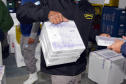 O Paraná recebeu nesta sexta-feira (20) mais 325.660 doses de vacinas contra a Covid-19. O lote enviado pelo Ministério da Saúde foi dividido em duas remessas, com 138.060 imunizantes produzidos pela Pfizer e 187.600 doses da CoronaVac. A distribuição para as 22 regionais que formam o sistema de saúde estadual começa já nesta sexta. -  Curitiba, 20/08/2021  -  Foto: Américo Antonio/SESA