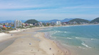 Tem praia, tem trilha, lugar para a família, cultura e aventura. Tem emoção, comida boa, rio e lagoa. Esse é um dos trechos da trilha sonora que embala a campanha de marketing da retomada do turismo no Paraná. Na foto, Guaratuba. Foto: Alessandro Vieira/AEN