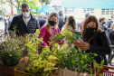 A primeira-dama Luciana Saito Massa, que preside o Conselho de Ação Solidária, e o secretário de Desenvolvimento Sustentável e do Turismo, Márcio Nunes, participam  da distribuição de mudas da campanha Floresce Paraná.F oto: Ari Dias/AEN