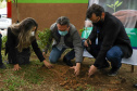 A primeira-dama Luciana Saito Massa, que preside o Conselho de Ação Solidária, e o secretário de Desenvolvimento Sustentável e do Turismo, Márcio Nunes, participam  da distribuição de mudas da campanha Floresce Paraná.F oto: Ari Dias/AEN
