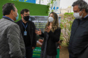 A primeira-dama Luciana Saito Massa, que preside o Conselho de Ação Solidária, e o secretário de Desenvolvimento Sustentável e do Turismo, Márcio Nunes, participam  da distribuição de mudas da campanha Floresce Paraná.F oto: Ari Dias/AEN