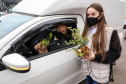 A primeira-dama Luciana Saito Massa, que preside o Conselho de Ação Solidária, e o secretário de Desenvolvimento Sustentável e do Turismo, Márcio Nunes, participam  da distribuição de mudas da campanha Floresce Paraná.F oto: Ari Dias/AEN