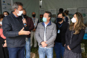 A primeira-dama Luciana Saito Massa, que preside o Conselho de Ação Solidária, e o secretário de Desenvolvimento Sustentável e do Turismo, Márcio Nunes, participam  da distribuição de mudas da campanha Floresce Paraná.F oto: Ari Dias/AEN