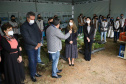 A primeira-dama Luciana Saito Massa, que preside o Conselho de Ação Solidária, e o secretário de Desenvolvimento Sustentável e do Turismo, Márcio Nunes, participam  da distribuição de mudas da campanha Floresce Paraná.F oto: Ari Dias/AEN