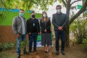 A primeira-dama Luciana Saito Massa, que preside o Conselho de Ação Solidária, e o secretário de Desenvolvimento Sustentável e do Turismo, Márcio Nunes, participam  da distribuição de mudas da campanha Floresce Paraná.F oto: Valdelino Pontes