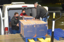 O Paraná recebeu na noite desta segunda-feira (30) mais 182.100 doses de vacinas contra a Covid-19. As 64.350 doses da Pfizer/BioNTech desembarcaram no Aeroporto Internacional Afonso Pena, em São José dos Pinhais, às 19h10 e, logo depois, chegaram mais 117.750 doses da AstraZeneca/Fiocruz.  -  Curitiba, 30/08/2021  -  Foto: Américo Antonio/SESA