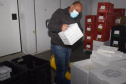 O Paraná recebeu na noite desta segunda-feira (30) mais 182.100 doses de vacinas contra a Covid-19. As 64.350 doses da Pfizer/BioNTech desembarcaram no Aeroporto Internacional Afonso Pena, em São José dos Pinhais, às 19h10 e, logo depois, chegaram mais 117.750 doses da AstraZeneca/Fiocruz.  -  Curitiba, 30/08/2021  -  Foto: Américo Antonio/SESA
