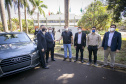 Audi doa carro Q3 para Engenharia Mecânica usar em Ensino e Pesquisa. Na foto, Da esquerda: Calcagnotto, Damasceno, Pugliese, Vanderlei, Conceição e Cótica. Foto: UEM

