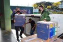 A Secretaria de Estado da Saúde (Sesa) recebeu na tarde desta quarta-feira (1º) mais 79.500 vacinas contra a Covid-19. As doses da Pfizer/BioNTech desembarcaram no Aeroporto Internacional Afonso Pena, em São José dos Pinhais, às 15h30 e foram enviadas para o Centro de Medicamentos do Paraná (Cemepar) para conferência e armazenamento até que sejam distribuídas. -  Curitiba, 01/09/2021  -  Foto: Américo Antonio/SESA