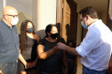 O governador Carlos Massa Ratinho Junior entregou nesta quinta-feira (02) as chaves de 56 novas moradias a famílias de Cambará, no Norte Pioneiro. O Residencial Santa Cecília recebeu R$ 5,3 milhões de investimento do Governo do Estado por meio do programa Casa Fácil Paraná, que oferece condições facilitadas de aquisição da casa própria à população. Foto: Ari Dias/AEN