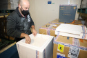 A Secretaria de Estado da Saúde recebeu nesta segunda-feira (6) mais 115.782 doses de vacinas contra a Covid-19. As doses da Pfizer/BioNTech desembarcaram no Aeroporto Internacional Afonso Pena, em São José dos Pinhais, às 15h30, no voo LA4791 e são referente à 53% da segunda dose (D2) da 28ª pauta.  -  Curitiba, 06/09/2021  -  Foto: Ari Dias/AEN