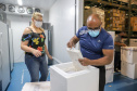 156.828 imunizantes da Pfizer/BioNTech  chegam  no Centro de Medicamentos do Paraná (Cemepar), em Curitiba, na tarde desta quarta-feira (8).  Foto: Geraldo Bubniak/AEN
