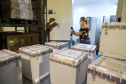 156.828 imunizantes da Pfizer/BioNTech  chegam  no Centro de Medicamentos do Paraná (Cemepar), em Curitiba, na tarde desta quarta-feira (8).  Foto: Geraldo Bubniak/AEN