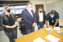 A Secretaria de Justiça, Família e Trabalho e a Superintendência Regional do Trabalho do Governo Federal assinaram nesta sexta-feira (10) um protocolo para que os jovens internados para cumprir medidas socioeducativas tenham acesso às carteiras de trabalho físicas. A medida se explica pelo fato de o documento ter passado a ser emitido somente virtual. A questão é que esses jovens não têm acesso ao telefone celular. Foto:SEJUF
