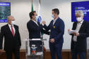 Mais 54,27 quilômetros de estradas rurais em 14 municípios do Paraná vão ganhar novos pavimentos com pedras poliédricas, melhorando a qualidade de vida e impulsionando o desenvolvimento das cidades. Os convênios para liberação de recursos às prefeituras foram assinados nesta terça-feira (14) pelo governador Carlos Massa Ratinho Junior em evento no Palácio Iguaçu.   -  Curitiba, 14/09/2021  -  Foto: Jonathan Campos/AEN