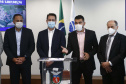 Mais 54,27 quilômetros de estradas rurais em 14 municípios do Paraná vão ganhar novos pavimentos com pedras poliédricas, melhorando a qualidade de vida e impulsionando o desenvolvimento das cidades. Os convênios para liberação de recursos às prefeituras foram assinados nesta terça-feira (14) pelo governador Carlos Massa Ratinho Junior em evento no Palácio Iguaçu.   -  Curitiba, 14/09/2021  -  Foto: Jonathan Campos/AEN