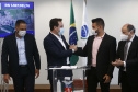 Mais 54,27 quilômetros de estradas rurais em 14 municípios do Paraná vão ganhar novos pavimentos com pedras poliédricas, melhorando a qualidade de vida e impulsionando o desenvolvimento das cidades. Os convênios para liberação de recursos às prefeituras foram assinados nesta terça-feira (14) pelo governador Carlos Massa Ratinho Junior em evento no Palácio Iguaçu.   -  Curitiba, 14/09/2021  -  Foto: Jonathan Campos/AEN