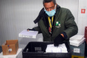 A Secretaria de Estado da Saúde (Sesa) recebeu mais 63.180 vacinas contra a Covid-19 da Pfizer/BioNTech nesta quarta-feira (15). O voo LA-3443 desembarcou no Aeroporto Internacional Afonso Pena, em São José dos Pinhais, às 12h55.-  Curitiba, 15/09/2021  -  Foto: Américo Antonio/SESA