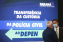 Governador Carlos Massa Ratinho Junior, assina decreto que autoriza o início da terceira e última fase do processo de transferência de gestão, com o repasse da custódia dos últimos detentos das carceragens da Polícia Civil para a gestão plena do Departamento Penitenciário do Paraná (Depen). Foto: Jonathan Campos/AEN