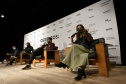 Foi no auditório do Museu Oscar Niemeyer que os irmãos Gustavo Pandolfo e Otávio Pandolfo, OSGEMEOS, receberam a imprensa para uma entrevista coletiva nesta quinta-feira (16). Acompanhados da diretora-presidente do MON, Juliana Vosnika e do curador  Pinacoteca de São Paulo, Jochen Voltz eles falaram sobre a carreira e a organização da exposição que entra em cartaz neste sábado (18). Foto: Kraw Penas/SECC