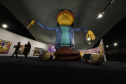 Foi no auditório do Museu Oscar Niemeyer que os irmãos Gustavo Pandolfo e Otávio Pandolfo, OSGEMEOS, receberam a imprensa para uma entrevista coletiva nesta quinta-feira (16). Acompanhados da diretora-presidente do MON, Juliana Vosnika e do curador  Pinacoteca de São Paulo, Jochen Voltz eles falaram sobre a carreira e a organização da exposição que entra em cartaz neste sábado (18). Foto: Kraw Penas/SECC