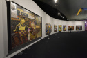 Foi no auditório do Museu Oscar Niemeyer que os irmãos Gustavo Pandolfo e Otávio Pandolfo, OSGEMEOS, receberam a imprensa para uma entrevista coletiva nesta quinta-feira (16). Acompanhados da diretora-presidente do MON, Juliana Vosnika e do curador  Pinacoteca de São Paulo, Jochen Voltz eles falaram sobre a carreira e a organização da exposição que entra em cartaz neste sábado (18). Foto: Kraw Penas/SECC
