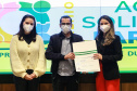 Representantes das três entidades sociais vencedoras do Prêmio Ação Solidária Paraná de 2020 foram recebidos no Palácio Iguaçu, nesta quinta-feira (16), para a entrega do troféu e certificado de reconhecimento da competição de solidariedade promovida pelo Governo do Estado