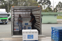 O Paraná recebeu no início da tarde deste sábado (18) mais 363.800 vacinas contra a Covid-19 da CoronaVac. A Secretaria de Estado da Saúde confirmou a chegada ao Estado de duas remessas, que desembarcaram no aeroporto Afonso Pena, em São José dos Pinhais, às 12h55, no voo LA 3443, e às 13h55, no voo AD 4830. -  Curitiba, 18/09/2021  -  Foto: Américo Antonio/SESA