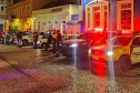 A operação da Ação Integrada de Fiscalização Urbana (AIFU) abordou 17 pontos comerciais na Capital entre a noite de sábado (18/09) e a madrugada de domingo (19/09). O trabalho resultou em sete estabelecimentos comerciais fechados e R$ 595.550,00 mil em multas aplicadas pelos agentes municipais. As equipes da AIFU dispersaram 1.684 pessoas de aglomerações. -  Curitiba, 19/09/2021  -  Foto: SESP-PR