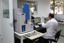 O Instituto de Tecnologia do Paraná (Tecpar) é o único laboratório do Estado a fazer a análise de ligas de titânio, material amplamente utilizado na produção de próteses para implantes ortopédicos e odontológicos. Foto:Luciano Sarote