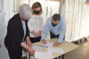 A Secretaria de Estado da Saúde (Sesa) recebeu 20 geladeiras e quatro câmaras frias, ou ultrafreezers, por meio do movimento Unidos pela Vacina. Os novos equipamentos auxiliarão no armazenamento de insumos como vacinas e medicamentos, nas 22 Regionais de Saúde. A entrega foi realizada nesta segunda-feira (20) na Coordenação de Material de Patrimônio (Comp).
Foto: Américo Antonio/SESA