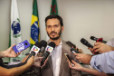 No final da tarde da última segunda-feira (27), o Secretário Nacional de Portos e Transportes Aquaviários, Diogo Piloni, esteve reunido com o diretor-presidente da Portos do Paraná, Luiz Fernando Garcia, e acompanhou o andamento das atividades. Da balsa instalada para a operação, eles observaram a continuidade das detonações nessa terceira porção do maciço. Foto: Claudio Neves/Portos do Paraná
