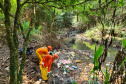 Sanepar, Secretaria Municipal de Meio Ambiente, Rotary Club Campos Gerais e alunos do Instituto de Educação Estadual Professor César Prieto Martinez formaram um mutirão, na terça-feira (28), para a limpeza do Arroio da Ronda, em Ponta Grossa. -  Ponta Grossa, 29/09/2021  -  Foto: Sanepar